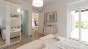 Modern 2 Bedroom Apartment 100 m From The Beach